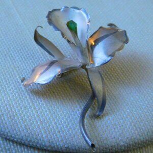 STERLING ORCHID BROOCH WITH EMERAL GREEN GEMSTONE